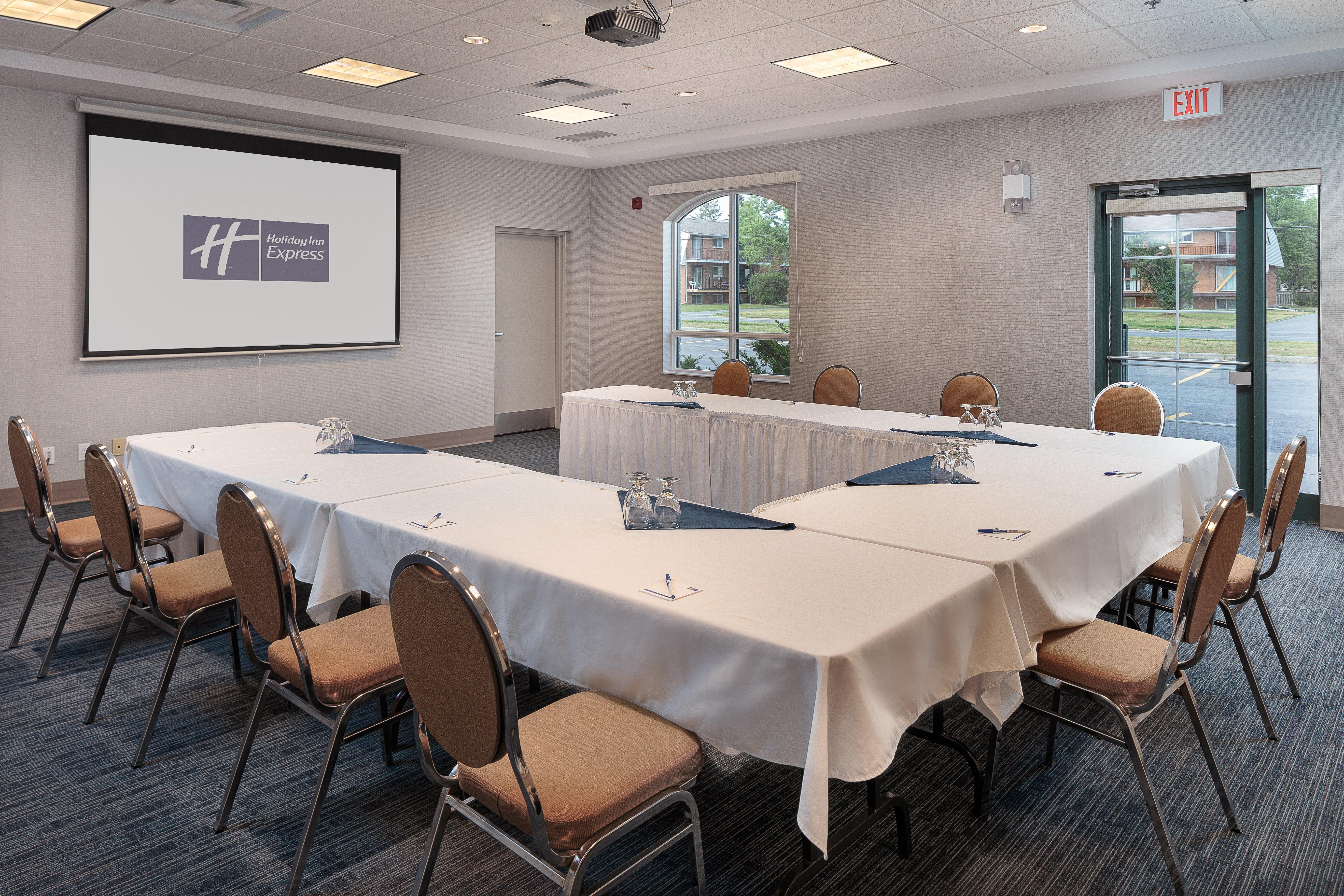 Holiday Inn Express & Suites - Belleville By Ihg Eksteriør bilde