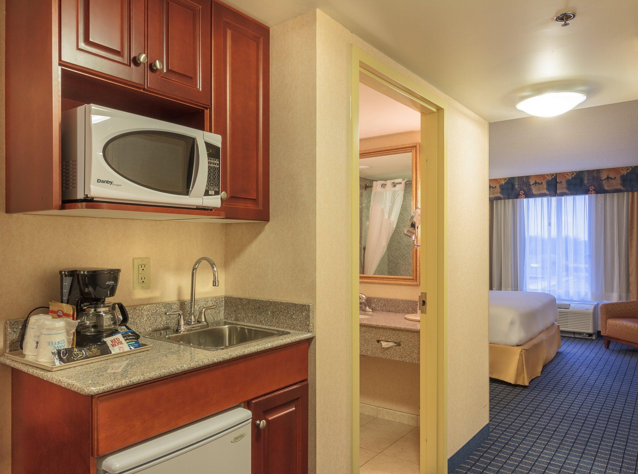 Holiday Inn Express & Suites - Belleville By Ihg Eksteriør bilde