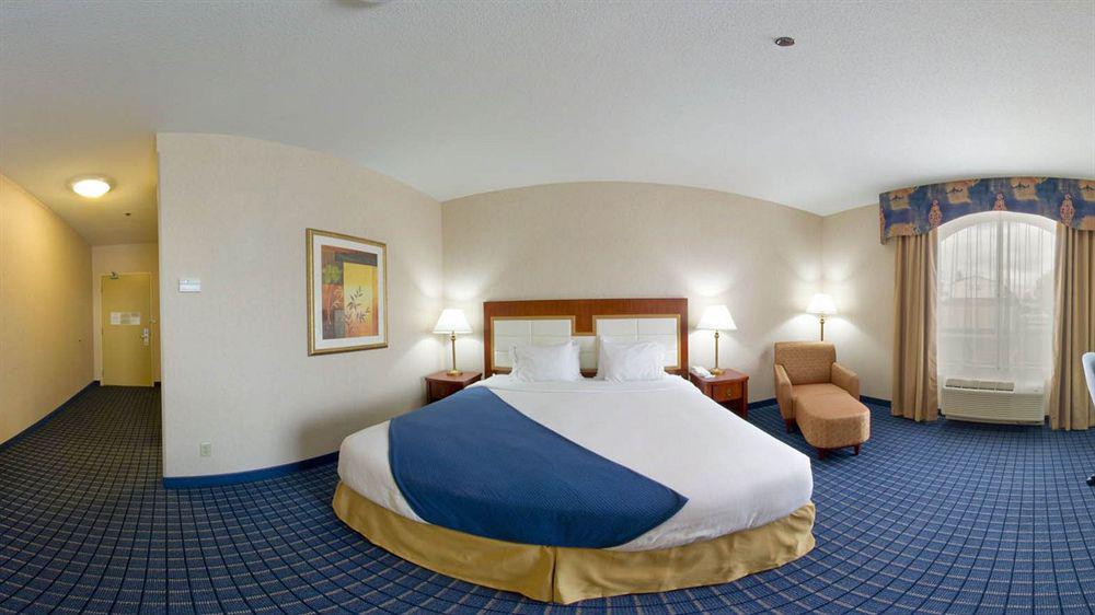 Holiday Inn Express & Suites - Belleville By Ihg Eksteriør bilde